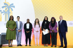 2024 IATA Diversity & Inclusion Awards winners surrounded by Yvonne Manzi Makolo (left) and Willie Walsh (right)