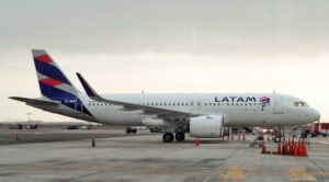 Lima_Peru_Chile_Latam_Airlines_CC-BHB_A320_Airbus_(cropped)